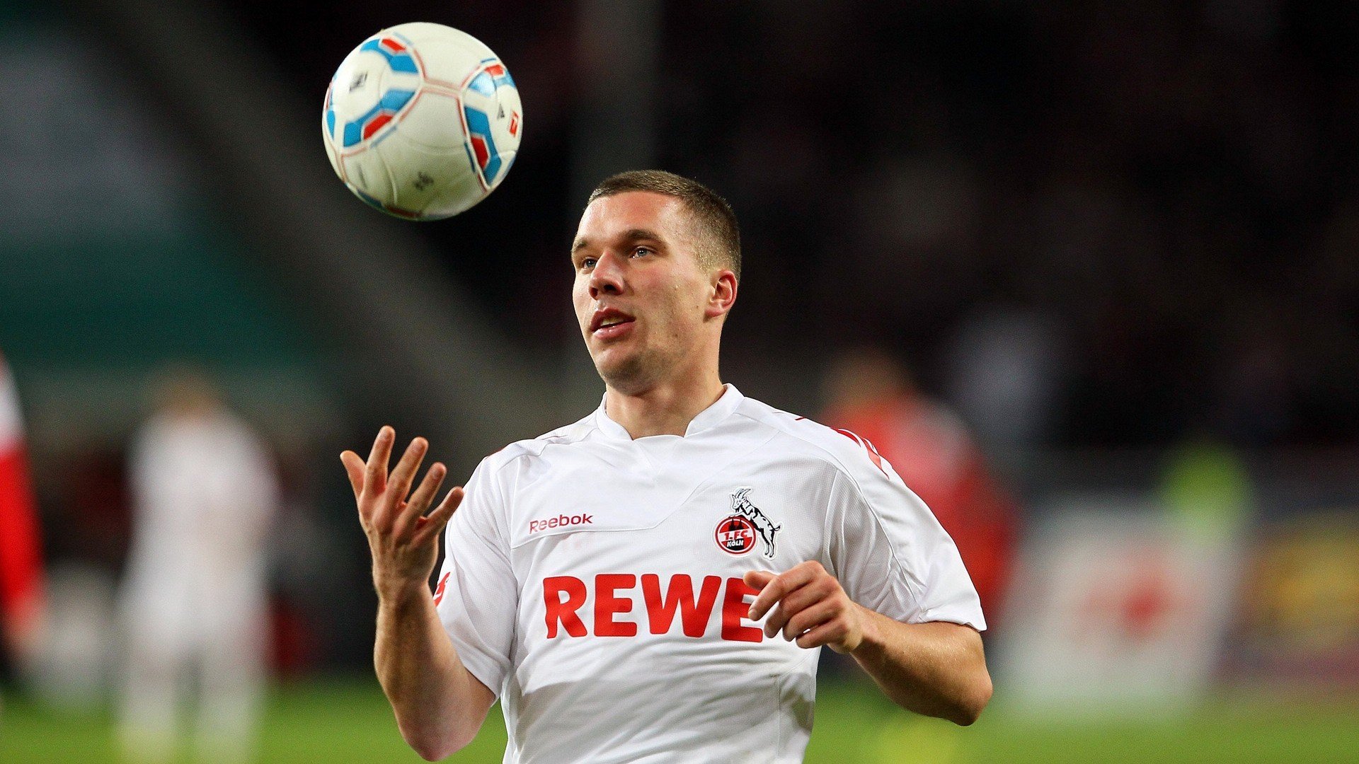 kaiyun体育app-艾比·德尔福：以强硬防守和精准传球稳固南非队后场，艾比利德尔